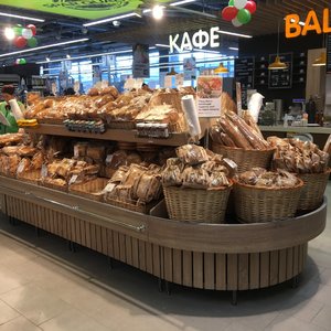 Световая вывеска и хлебный развал для хлебного отдела «Ваш пекарь»