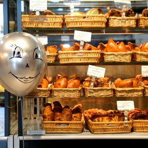 Стеллажи для хлебо-булочных изделий в продуктовом магазине