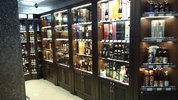 Шкаф для алкогольной продукции с деревянными дверцами